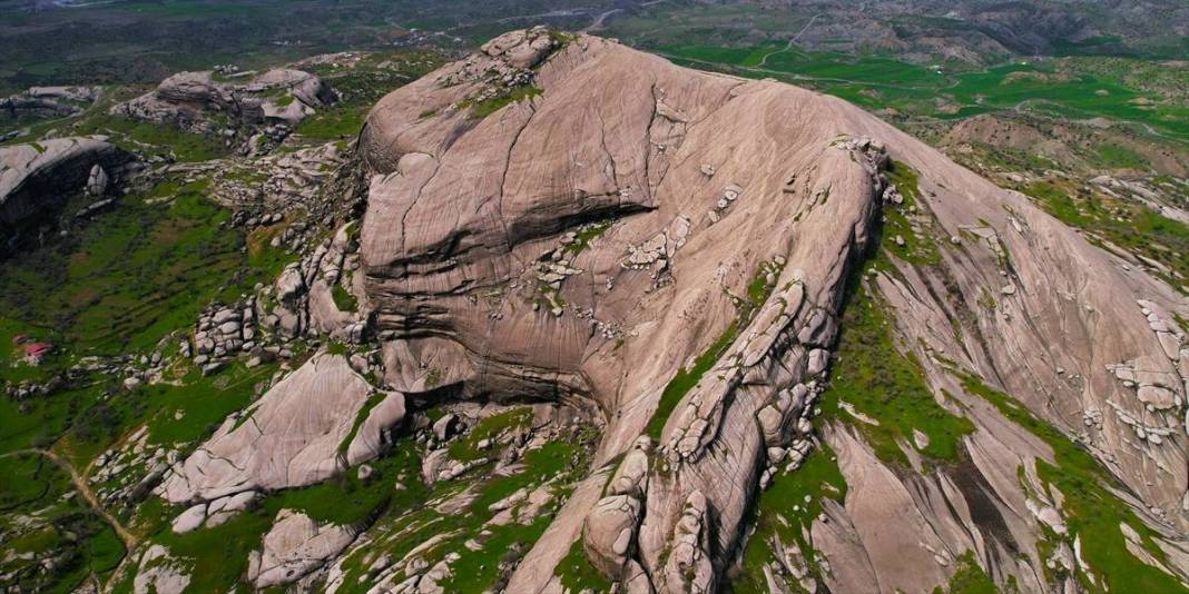 5.000 yıllık tarihe sahip: Devasa kaya bloklar üzerinde doğaseverleri ağırlıyor 7